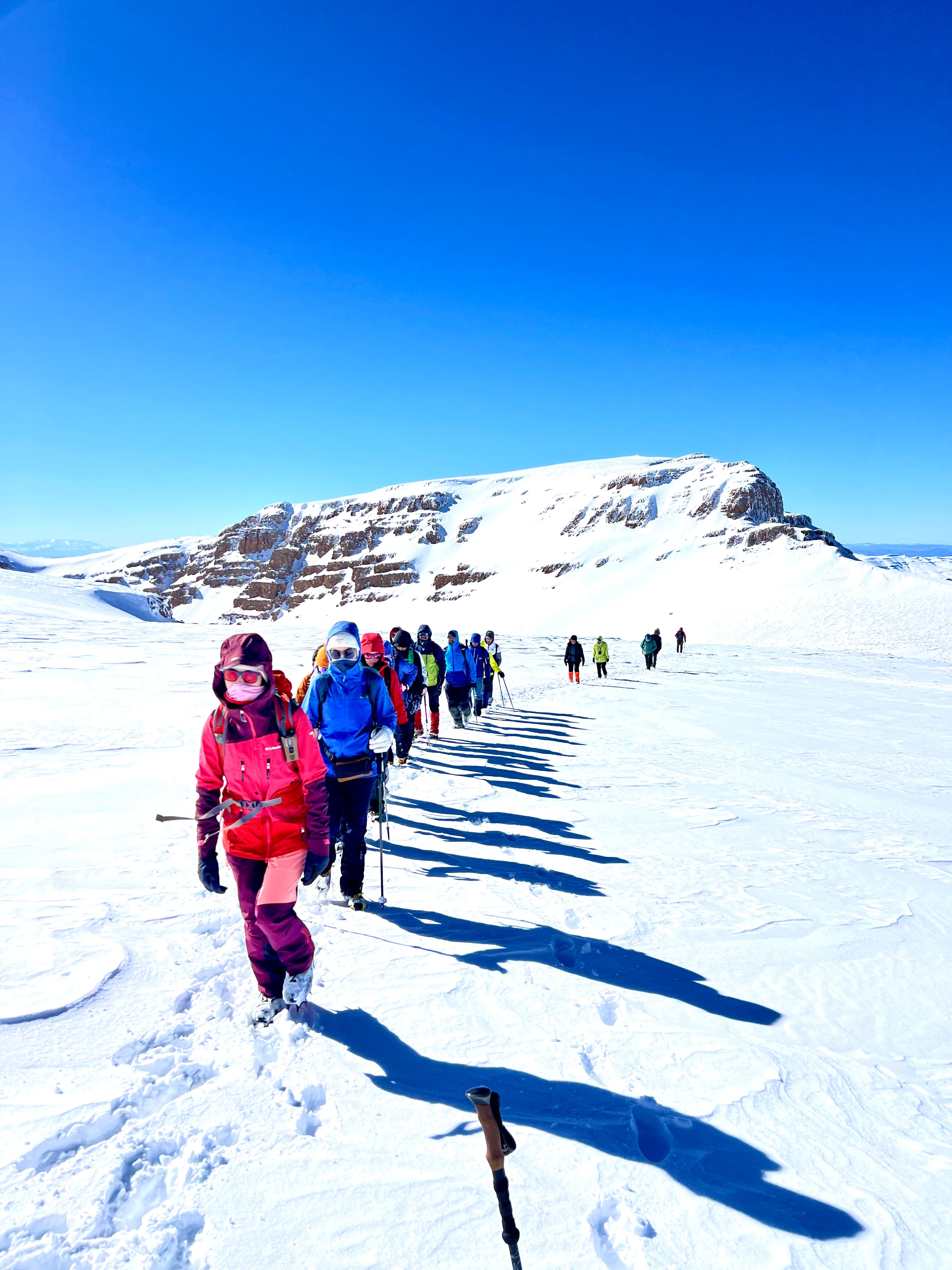 Randonneurs Happy Hikers dans les montagnes marocaines
