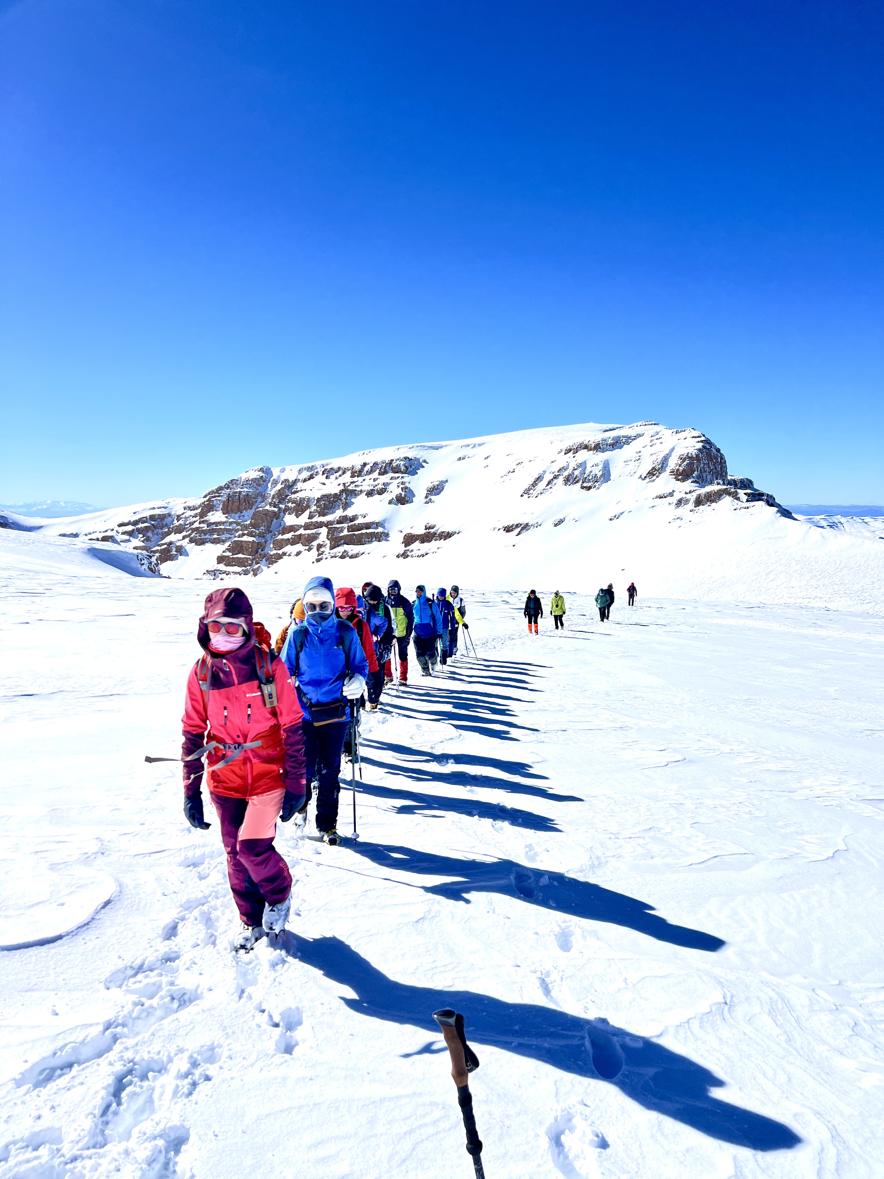 Randonneurs Happy Hikers dans les montagnes marocaines
